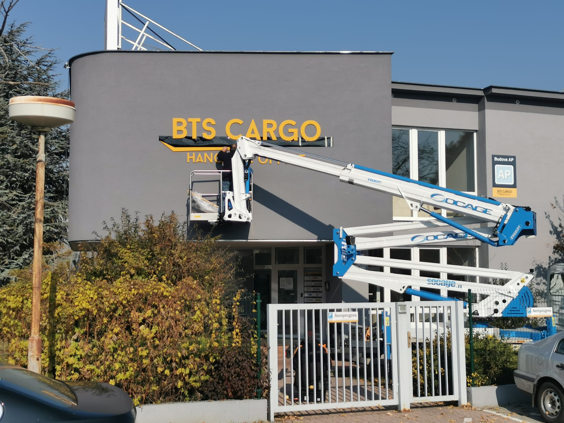 Ukážka označenia prevádzky a navigácie